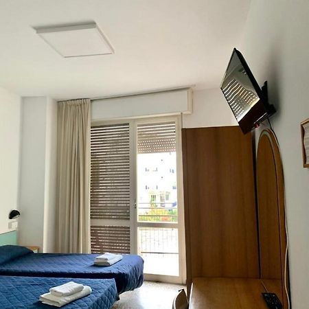 Hotel Telstar Римини Экстерьер фото