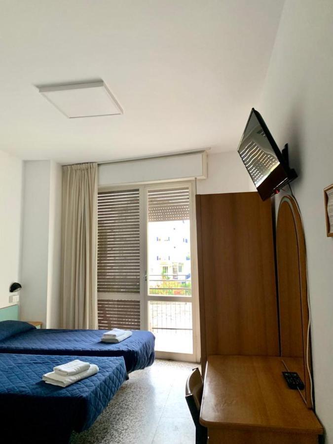 Hotel Telstar Римини Экстерьер фото