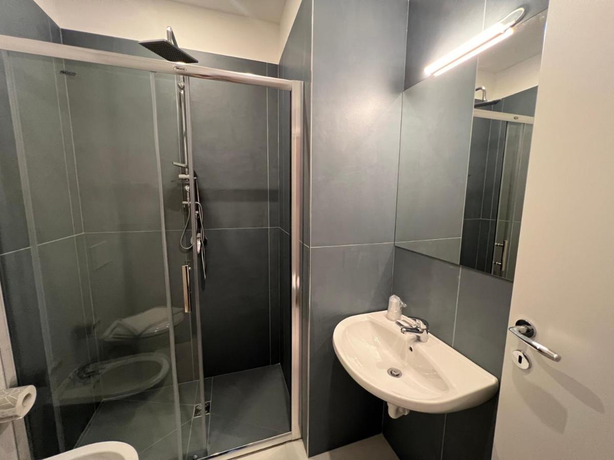 Hotel Telstar Римини Экстерьер фото
