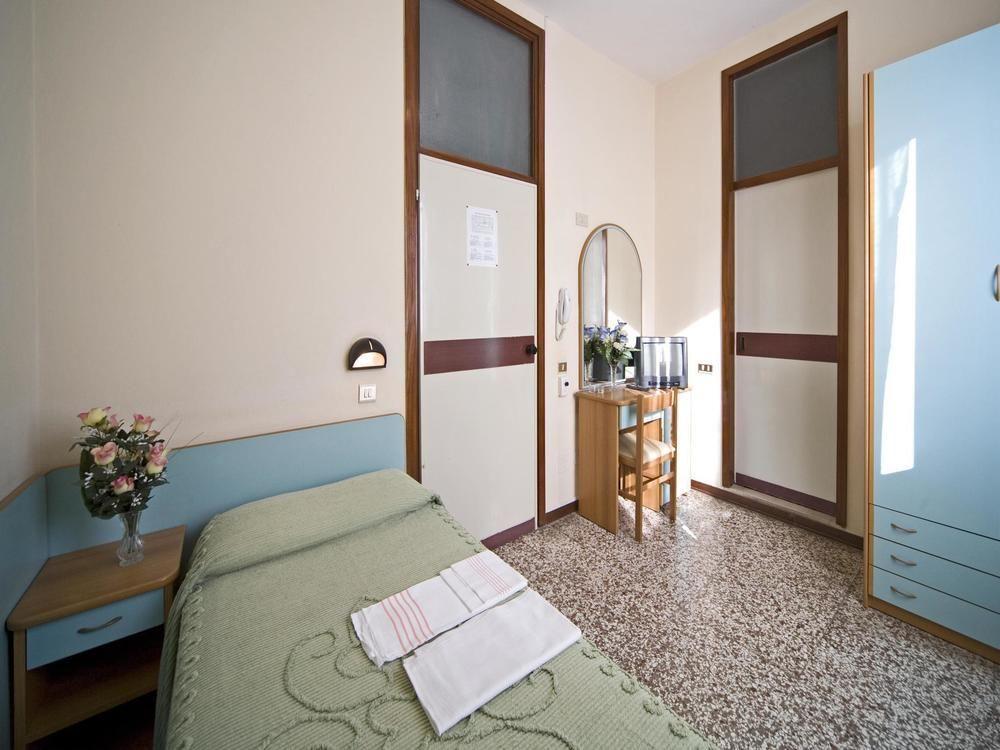 Hotel Telstar Римини Экстерьер фото