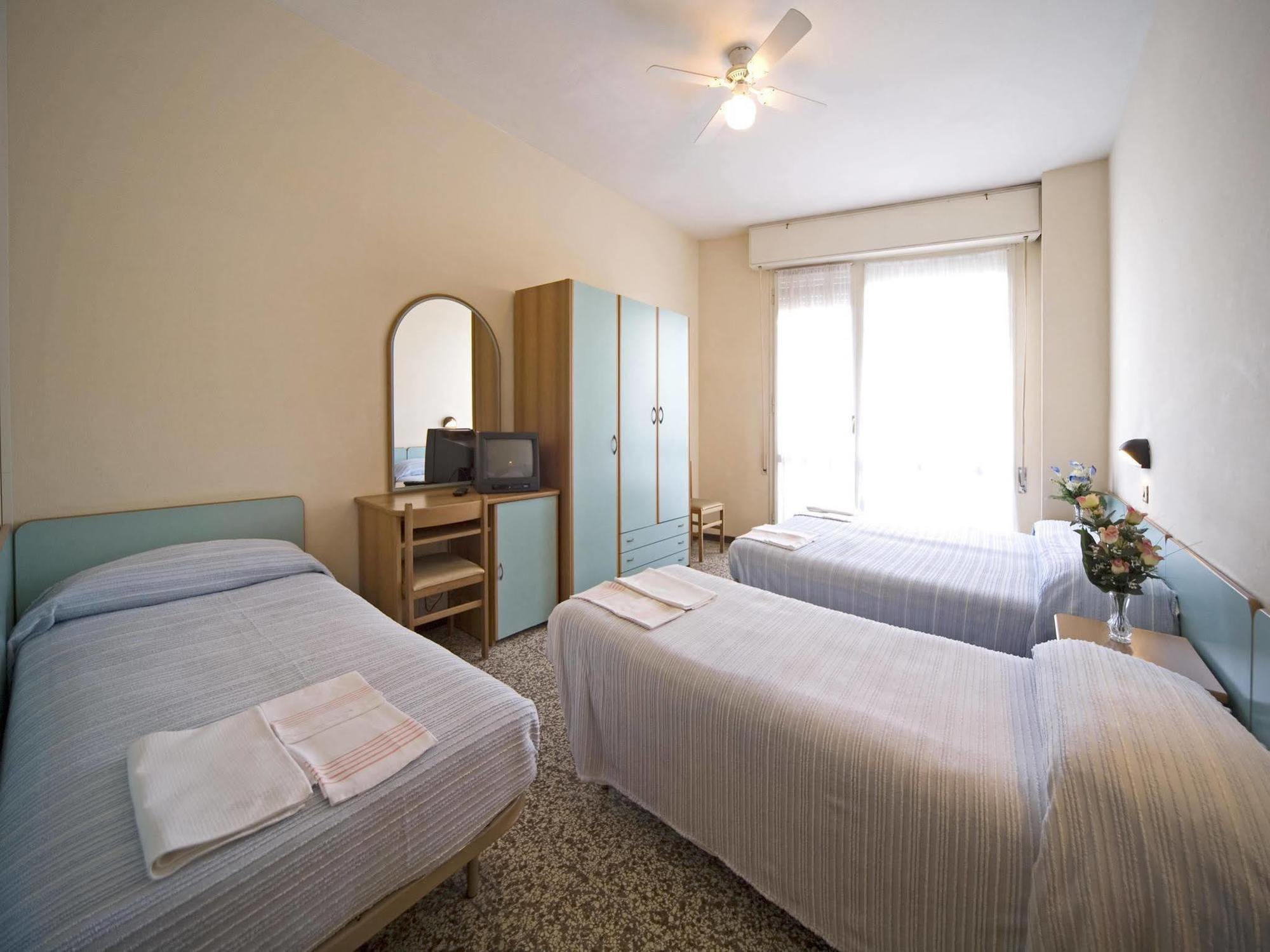 Hotel Telstar Римини Экстерьер фото